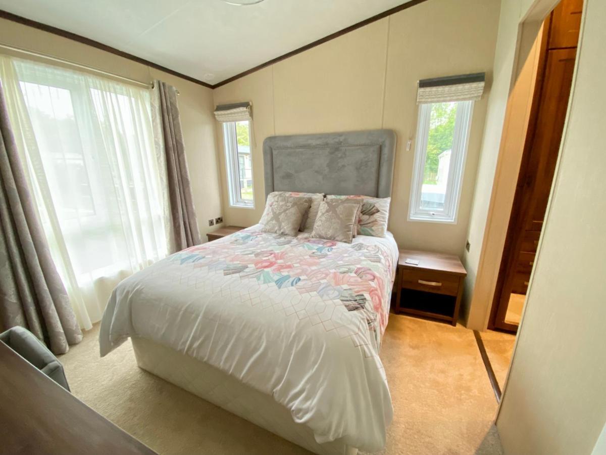 Wildflower, Premium Plus Hot Tub Lodge South Cerney Ngoại thất bức ảnh