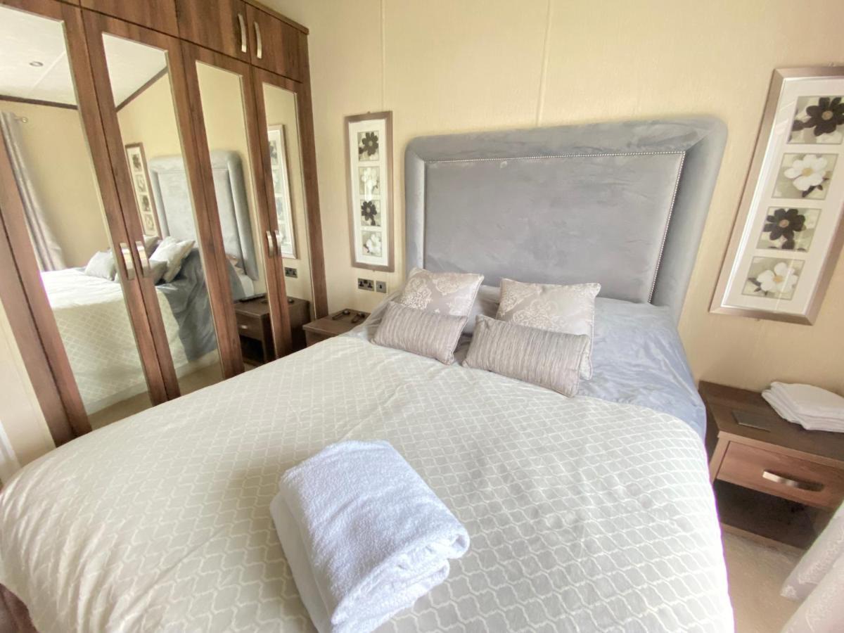 Wildflower, Premium Plus Hot Tub Lodge South Cerney Ngoại thất bức ảnh