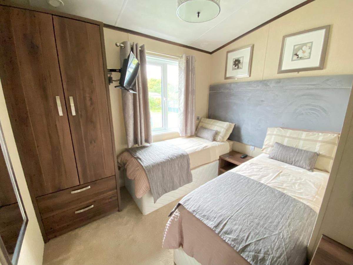 Wildflower, Premium Plus Hot Tub Lodge South Cerney Ngoại thất bức ảnh