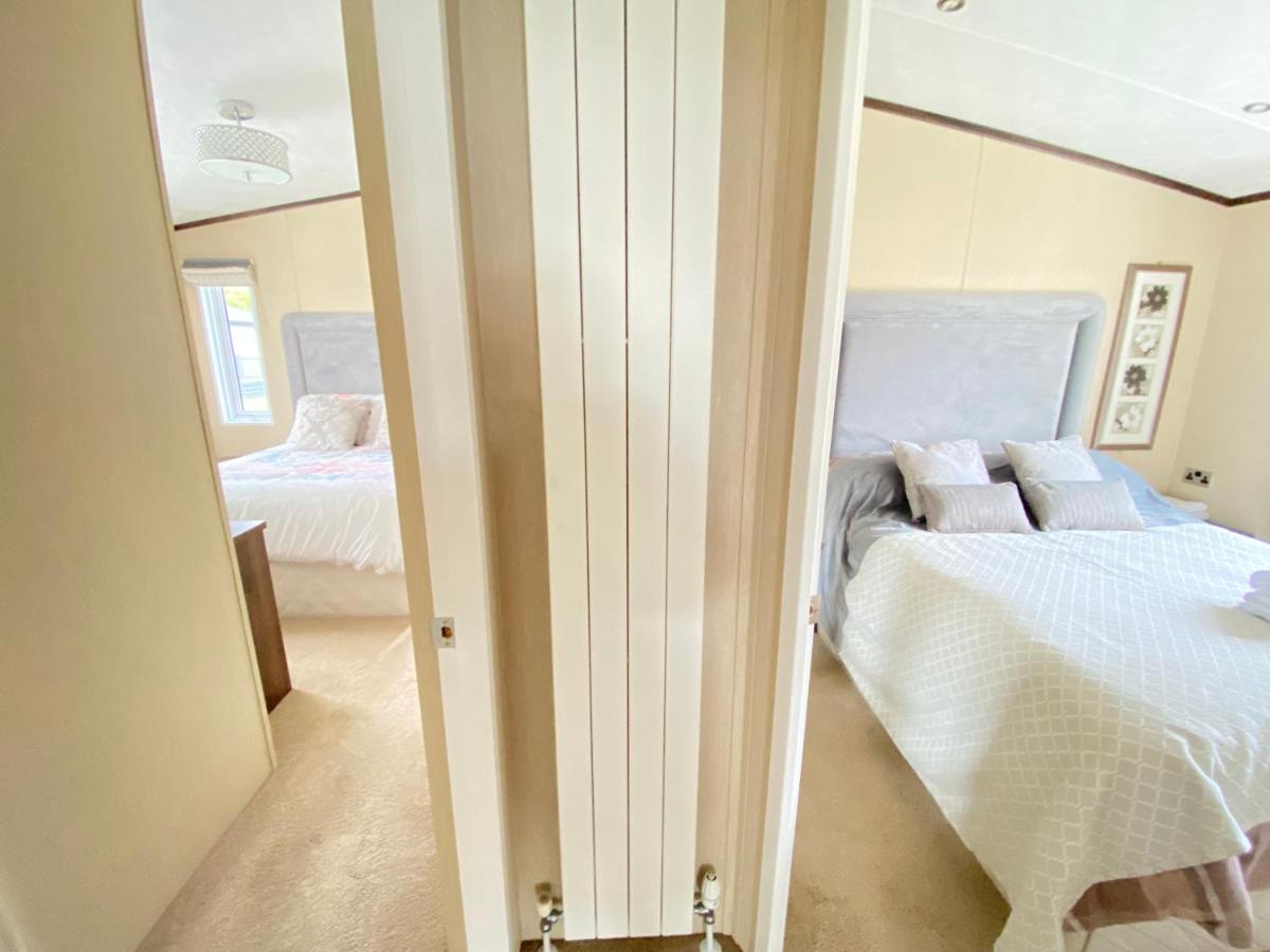 Wildflower, Premium Plus Hot Tub Lodge South Cerney Ngoại thất bức ảnh