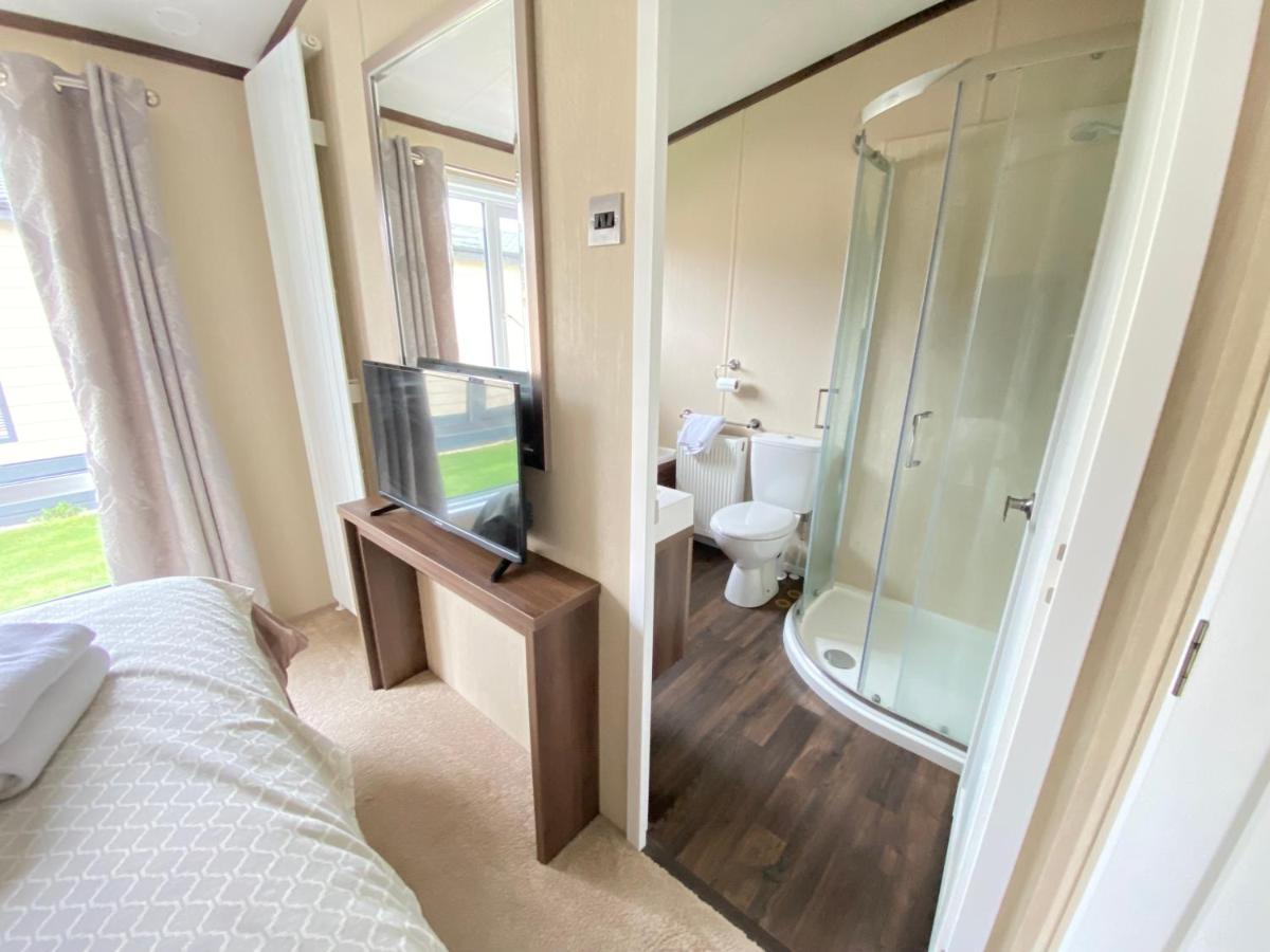 Wildflower, Premium Plus Hot Tub Lodge South Cerney Ngoại thất bức ảnh