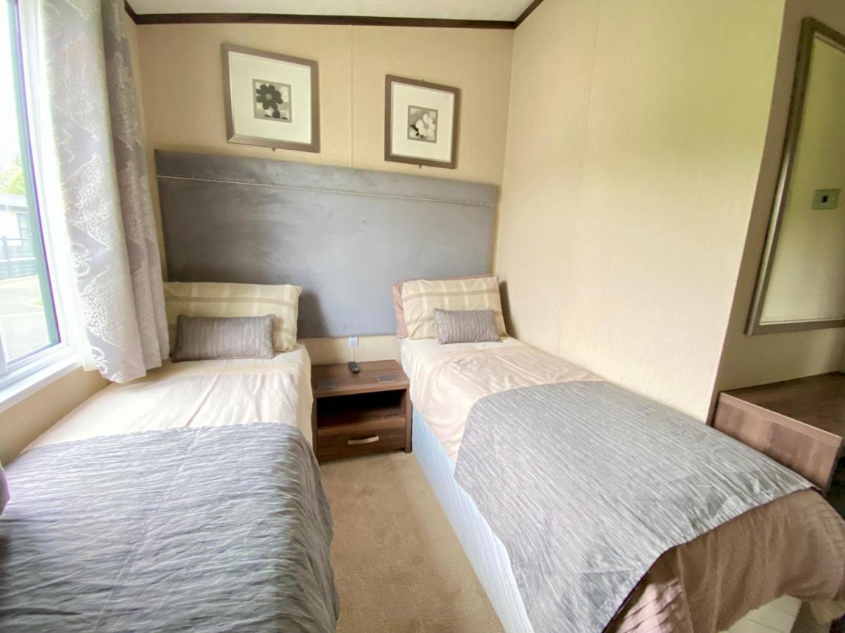 Wildflower, Premium Plus Hot Tub Lodge South Cerney Ngoại thất bức ảnh