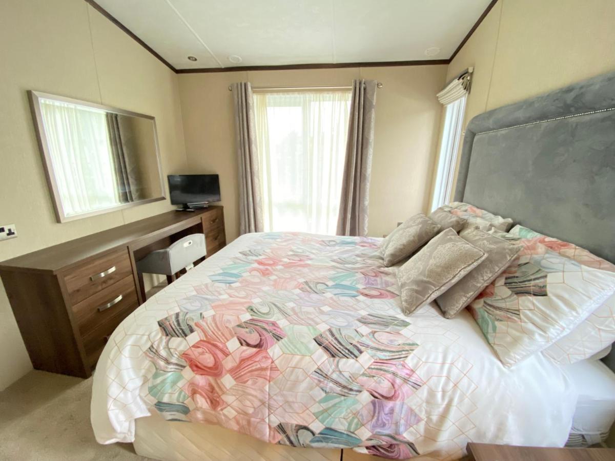 Wildflower, Premium Plus Hot Tub Lodge South Cerney Ngoại thất bức ảnh