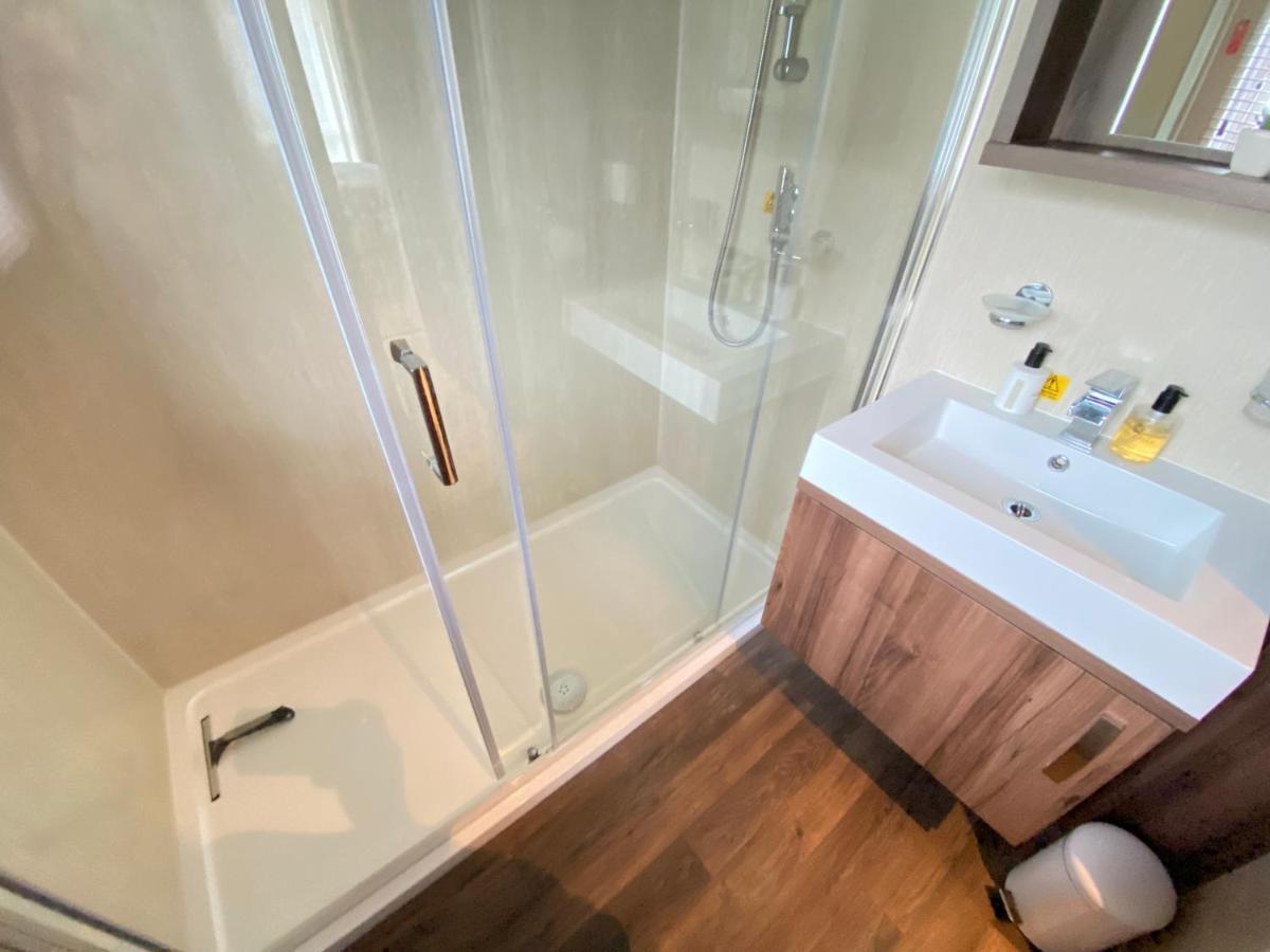 Wildflower, Premium Plus Hot Tub Lodge South Cerney Ngoại thất bức ảnh