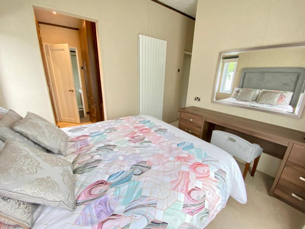 Wildflower, Premium Plus Hot Tub Lodge South Cerney Ngoại thất bức ảnh