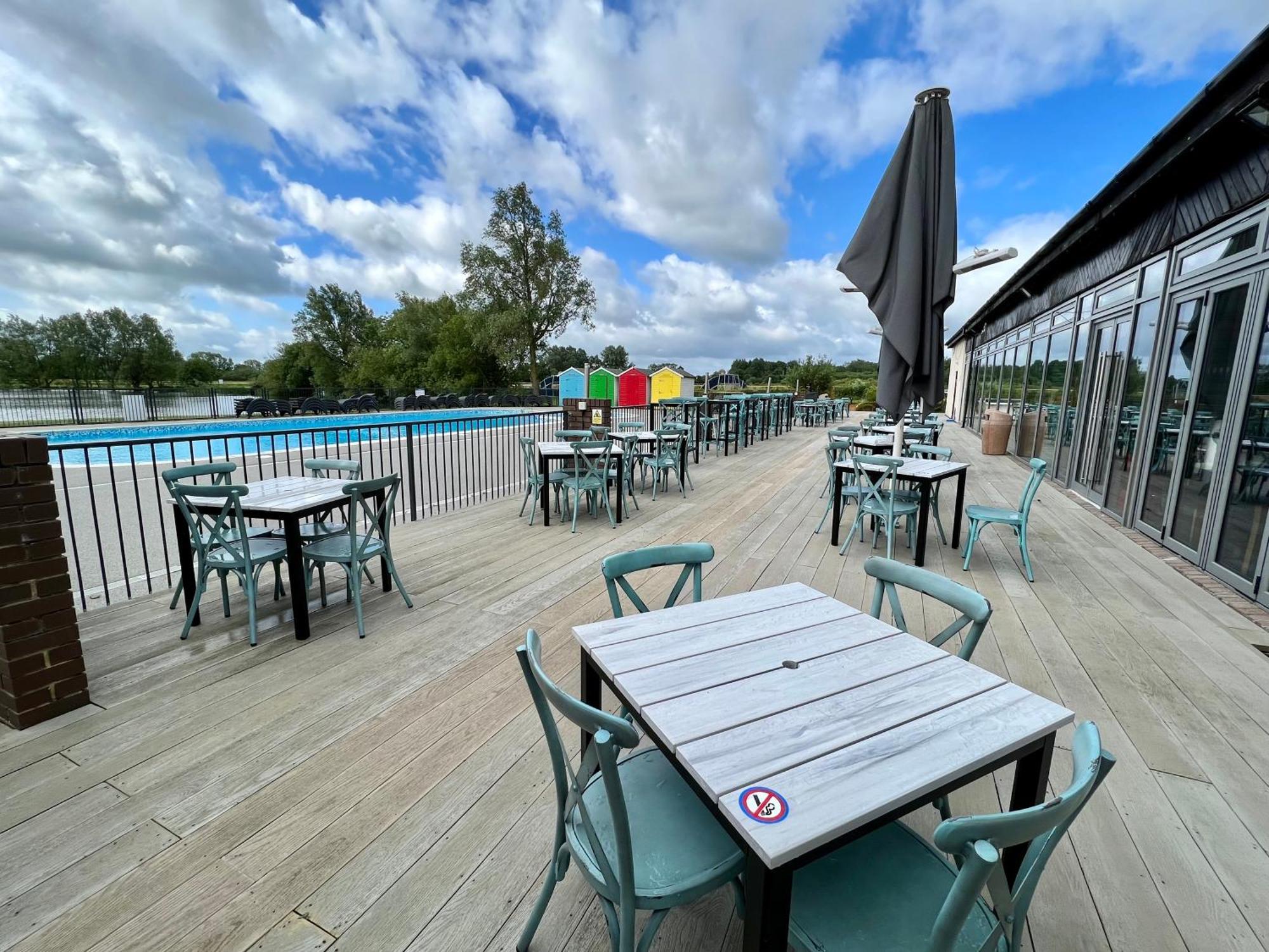 Wildflower, Premium Plus Hot Tub Lodge South Cerney Ngoại thất bức ảnh